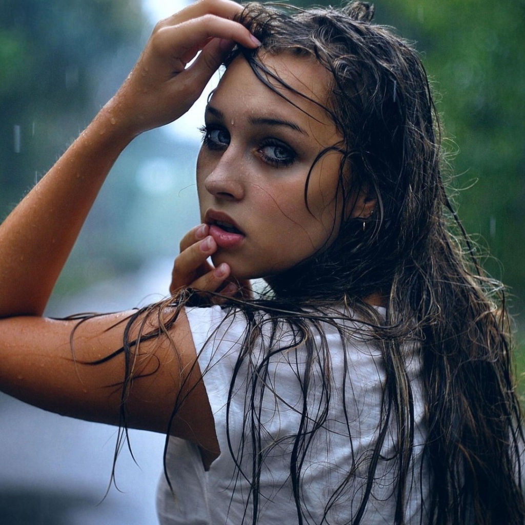 Девушка брюнетка вымокла под дождем