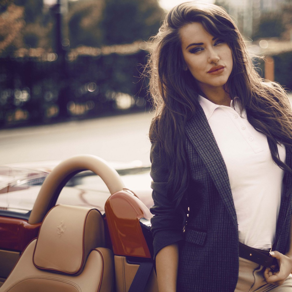 Девушка брюнетка у кабриолета Феррари