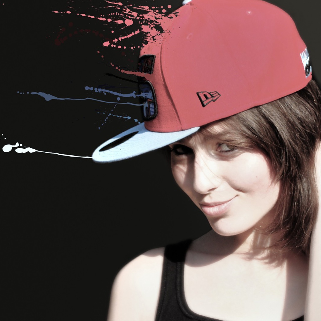 Девушка брюнетка в оригинальной кепке