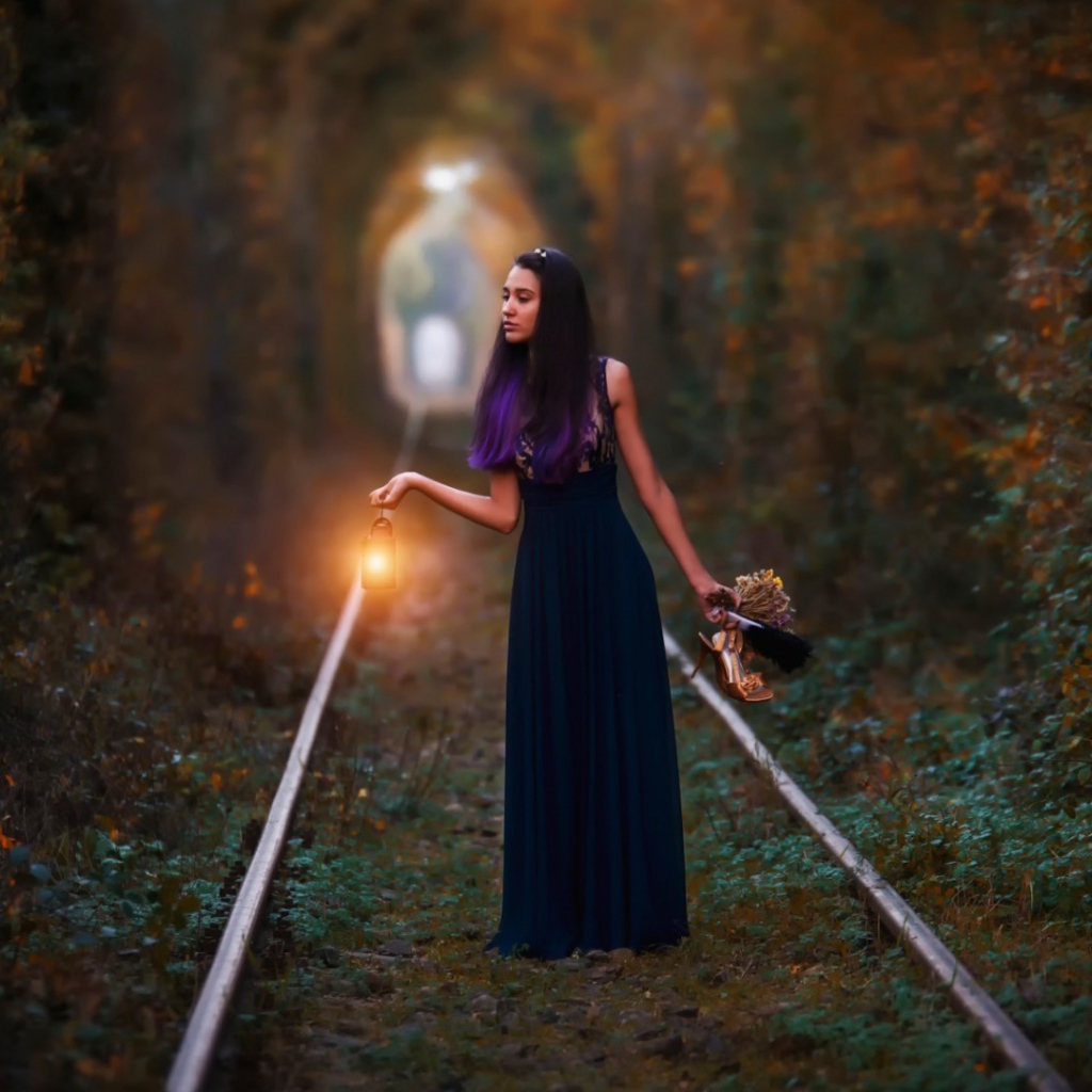 Девушка брюнетка стоит в тоннеле любви