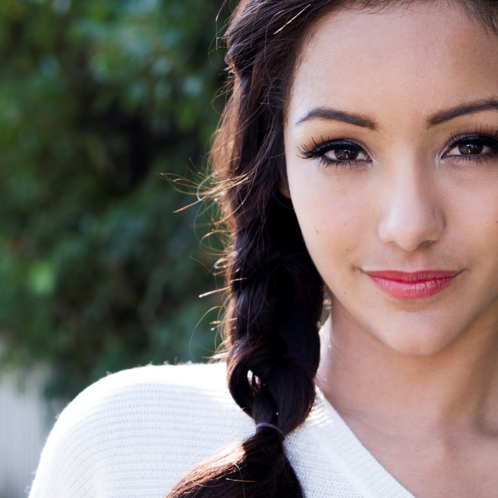 Волосы брюнетки заплетены в косу