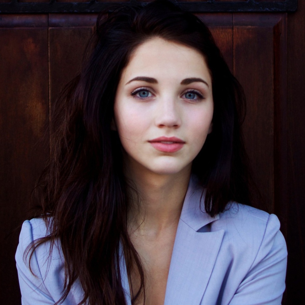 Брюнетка у коричневой двери