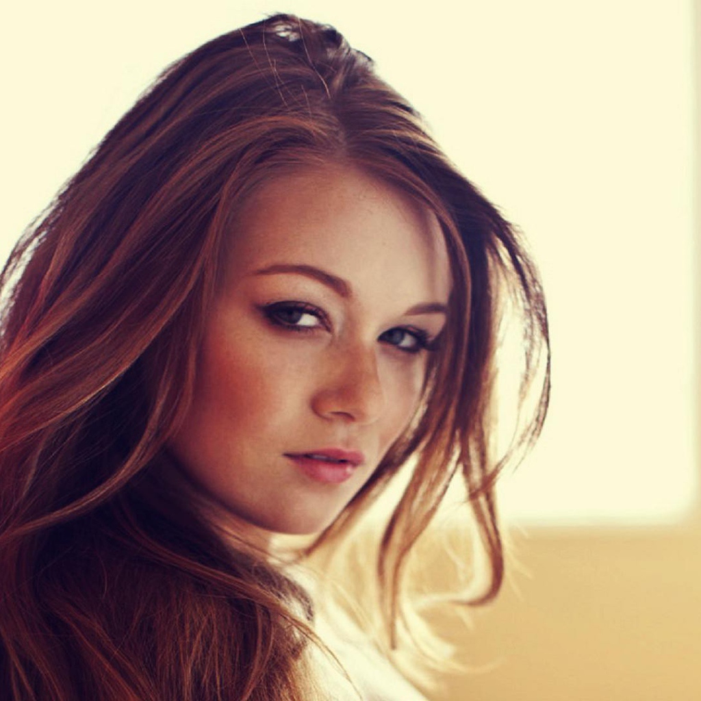 Модель брюнетка Лианна Деккер