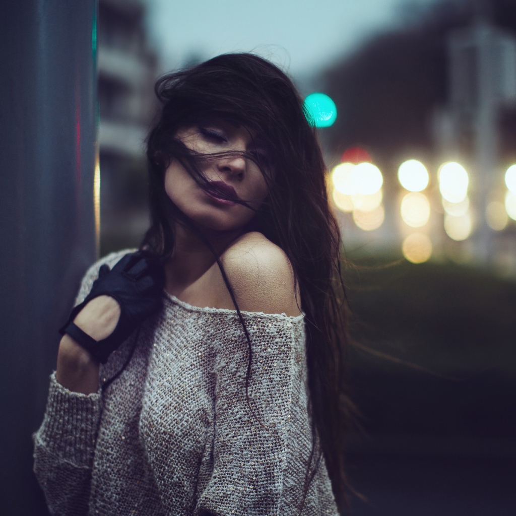 Брюнетка на ночной улице