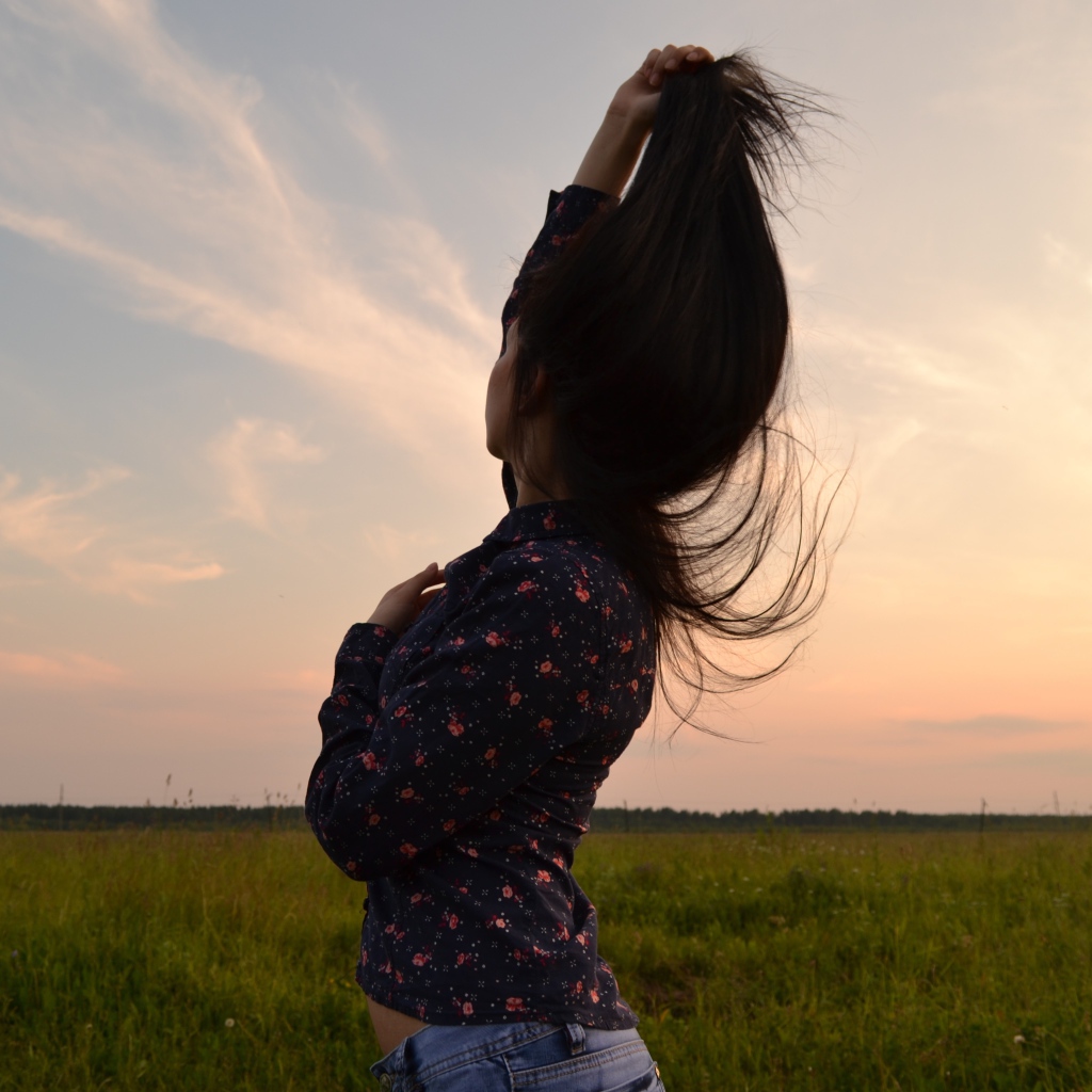 Брюнетка подняла свои волосы