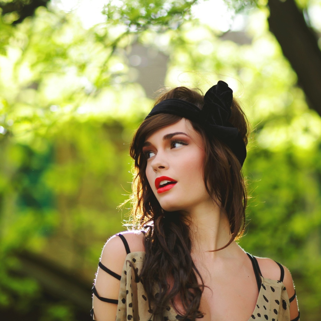 Брюнетка с черной повязкой на волосах