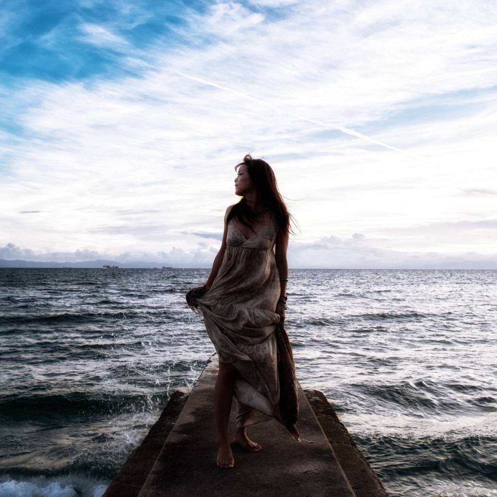 Спокойное море за спиной у девушки