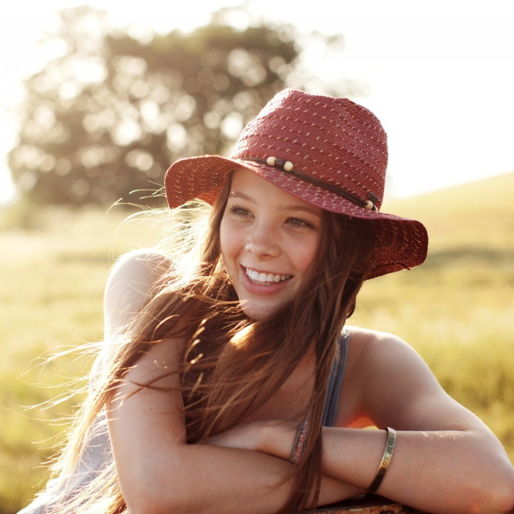 Веселая девушка в легкой красной шляпе