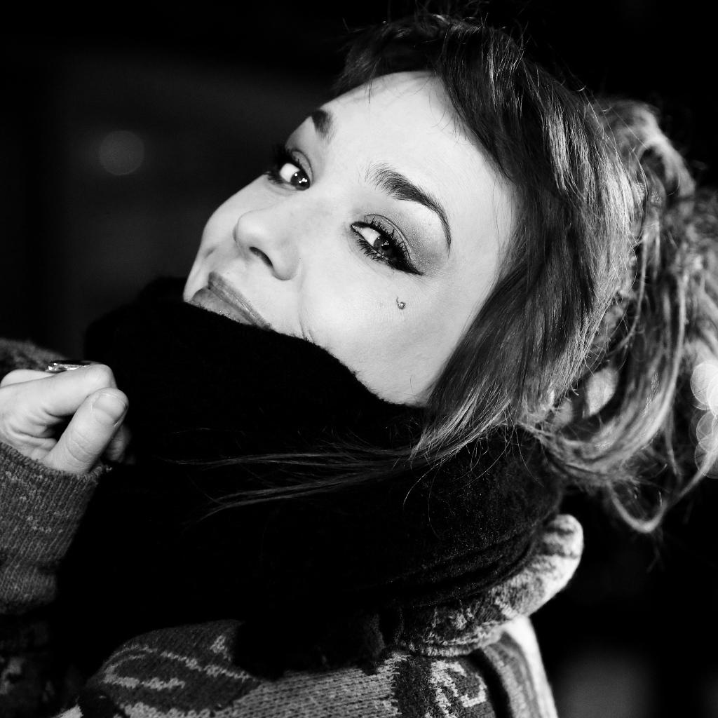 Веселая девушка в зимнем шарфе