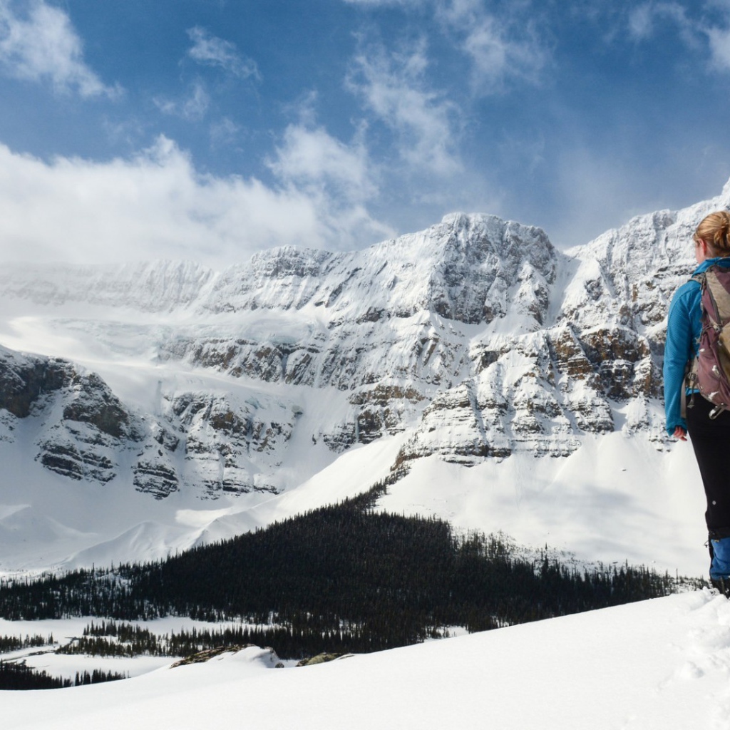 Альпинистка в горах