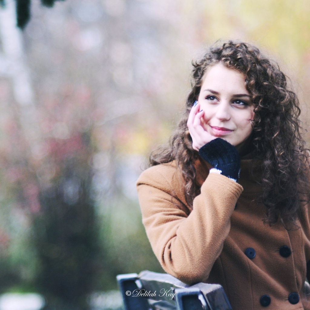 Кучерявая девушка замечталась