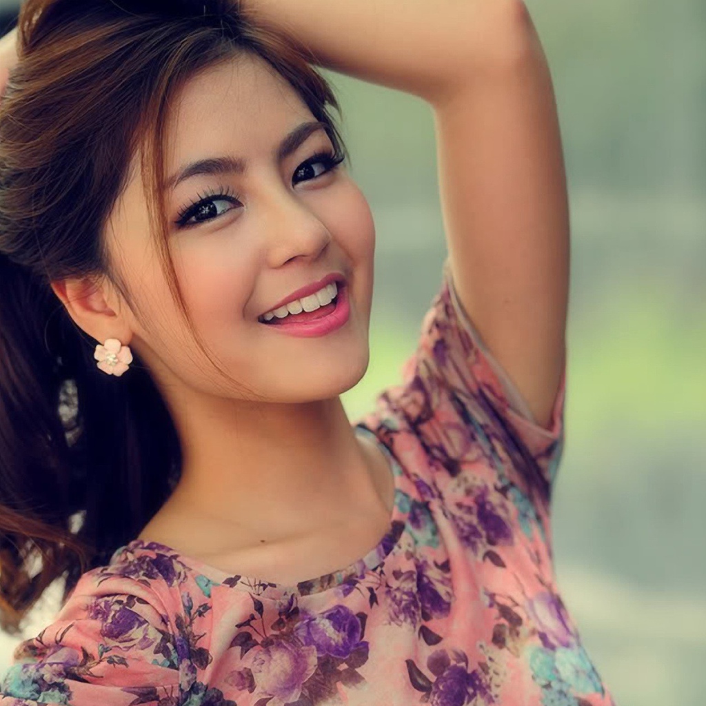 Милая японка запрокинула голову