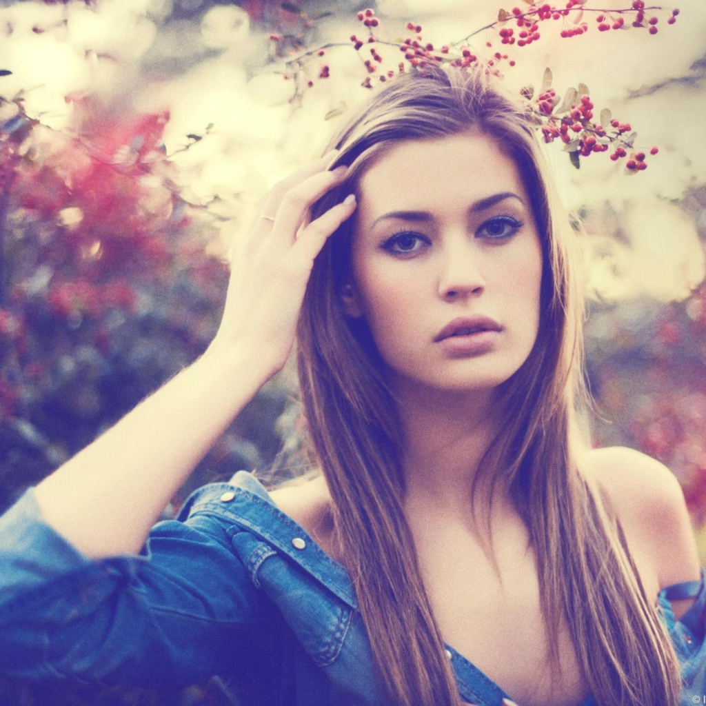 Милая брюнетка на фоне рябины