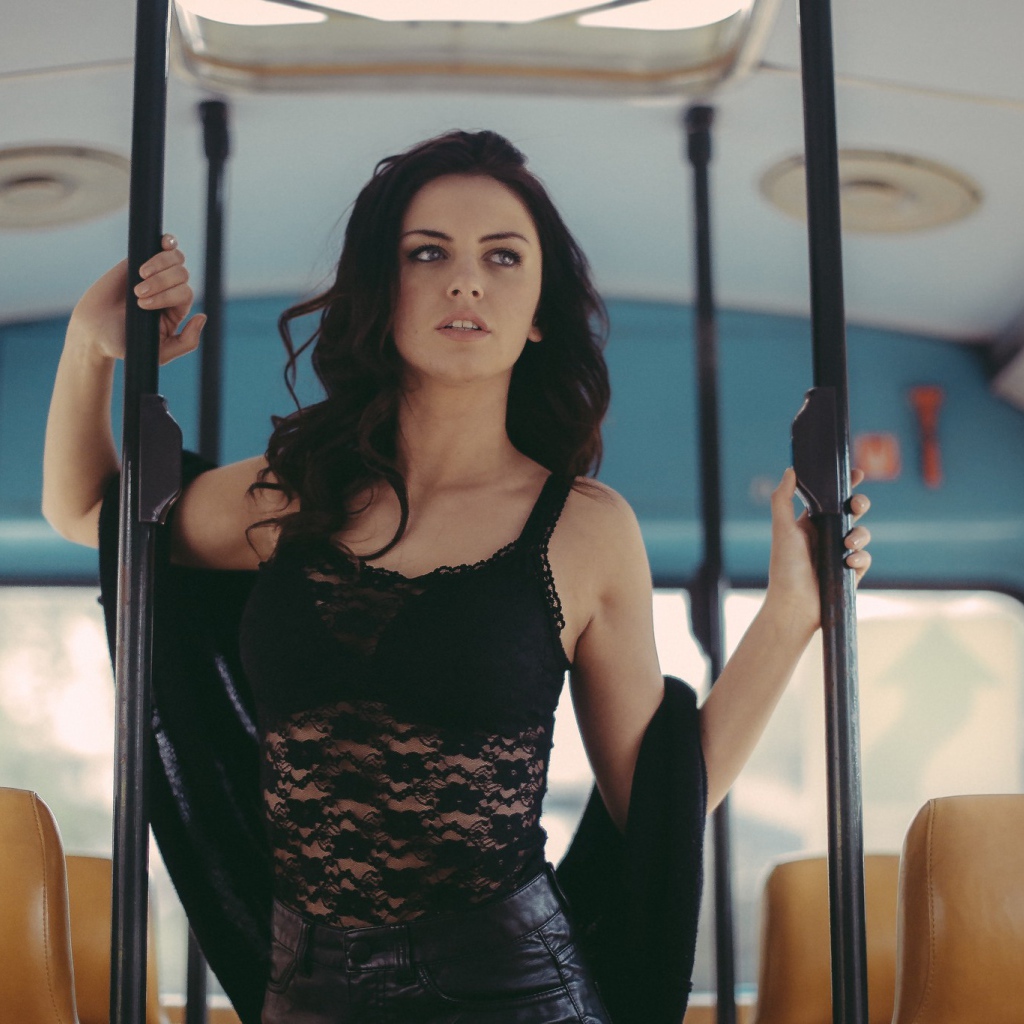 Милая девушка в автобусе