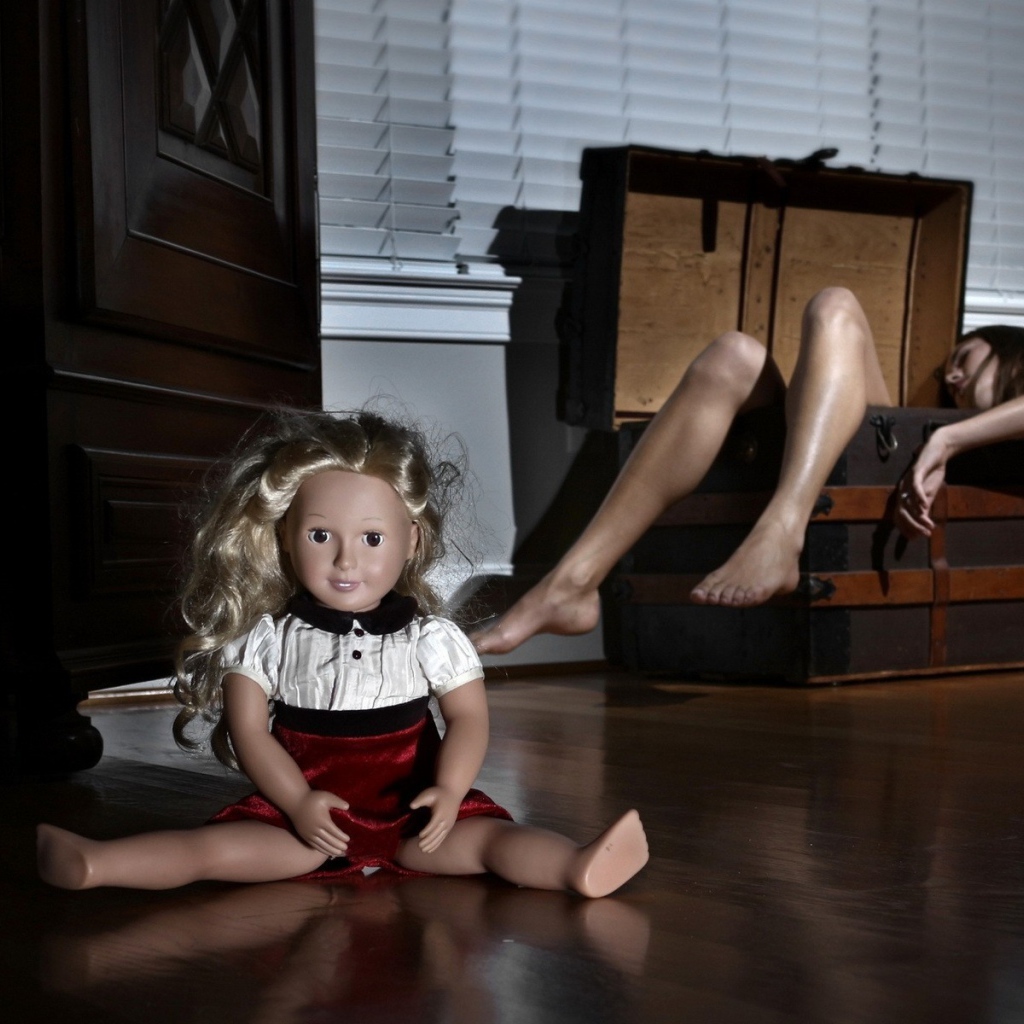 Кукла и девушка в сундуке