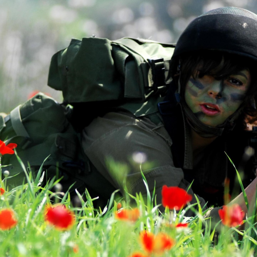 Женщина солдат в поле маков