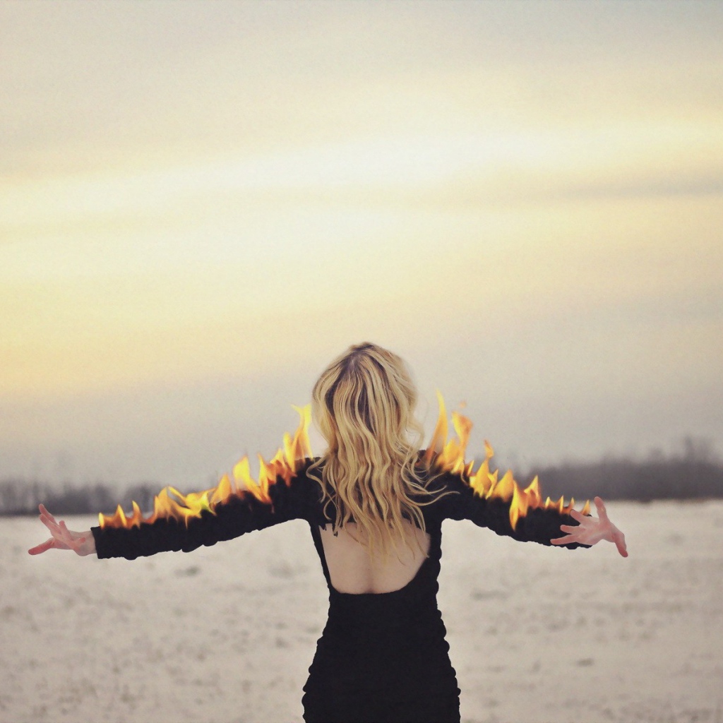 Пламя на руках у девушки