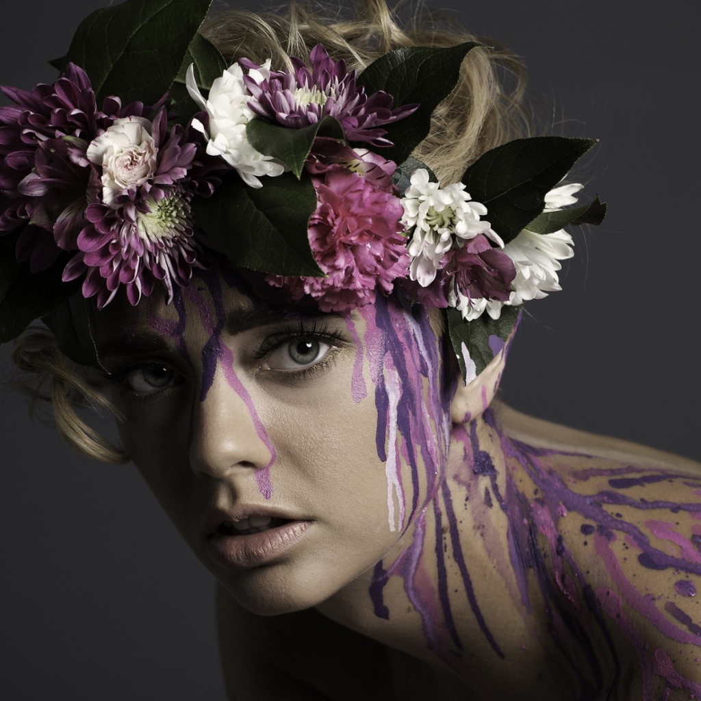 Цветочный венок на голове девушки и брызги краски по телу