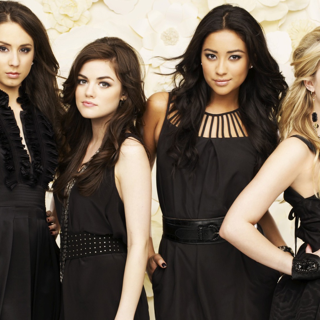 Четыре девушки в черных платьях