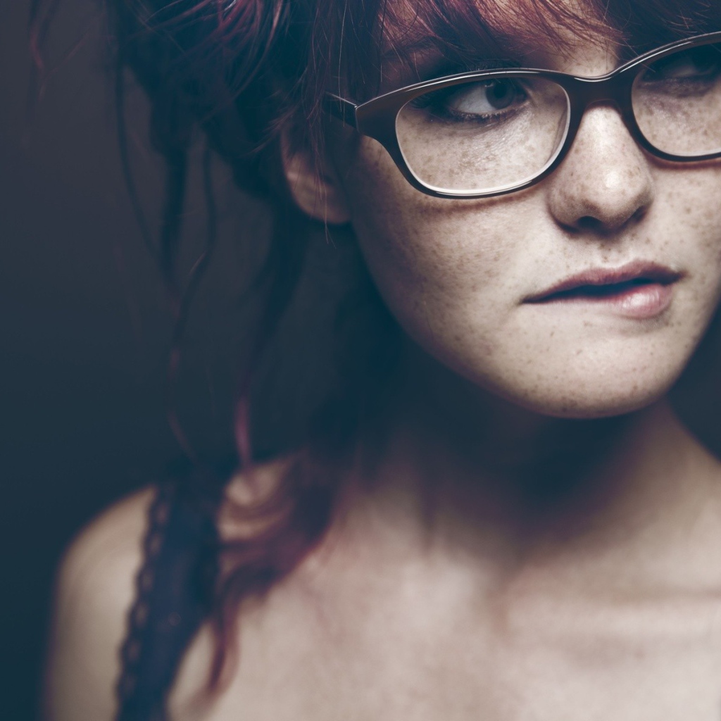 Веснушчатая девушка в очках