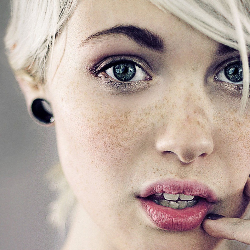 Веснушчатая модель Devon Jade