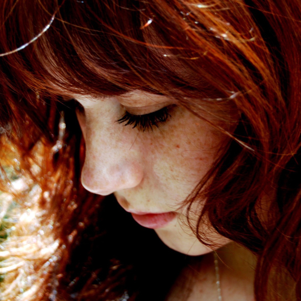 Веснушчатая рыжеволосая девушка