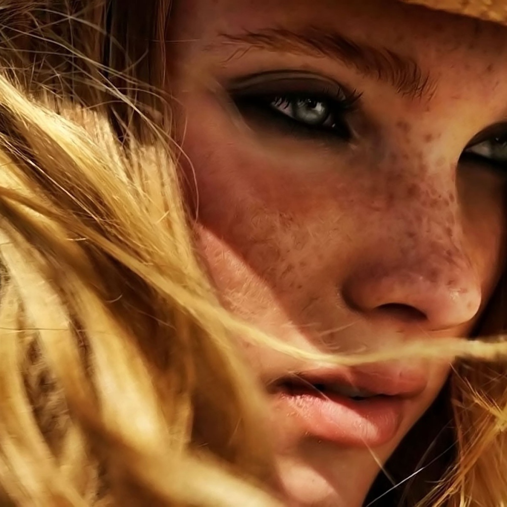 Веснушки у девушки в соломенной шляпе