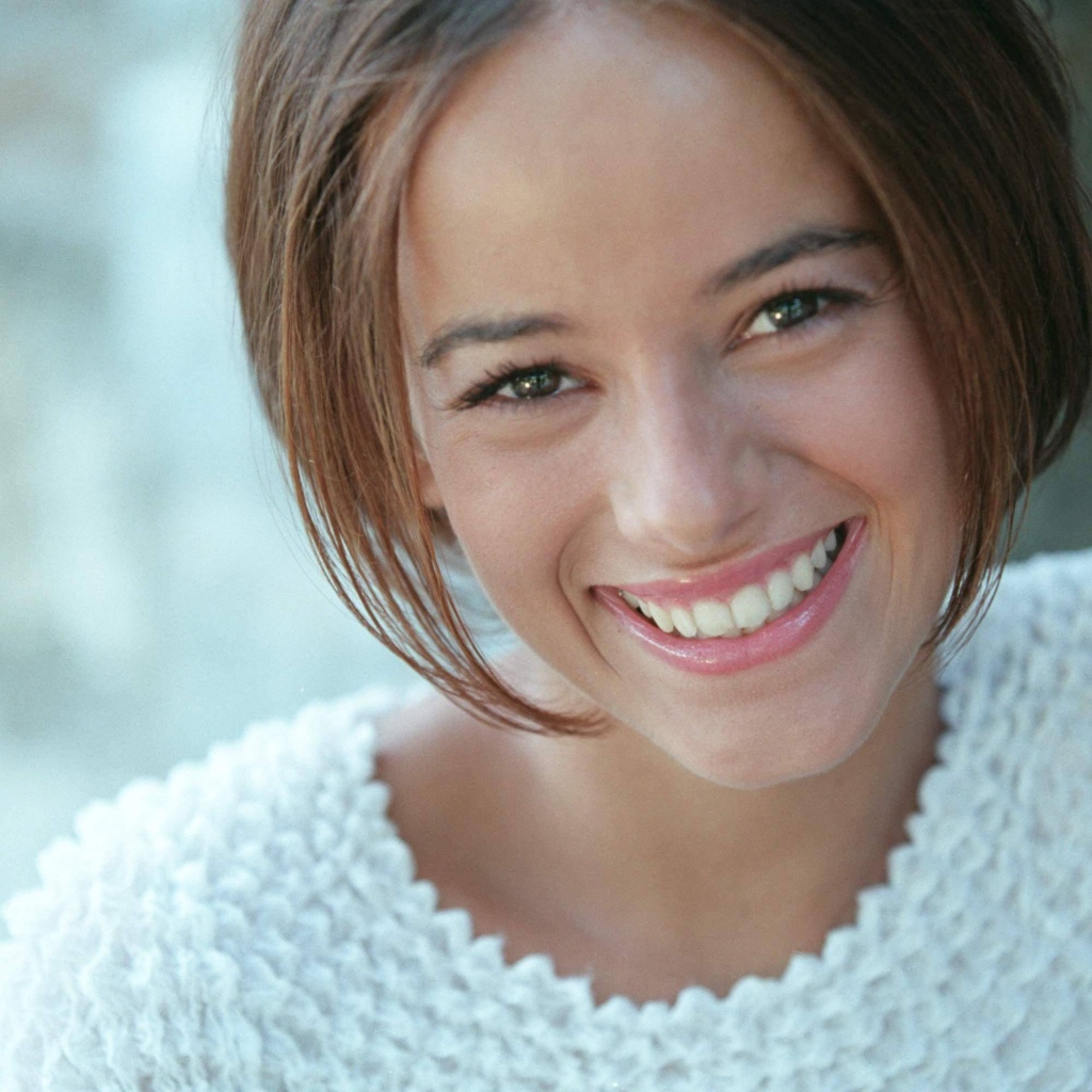 Французская певица Alizee в белом свитере