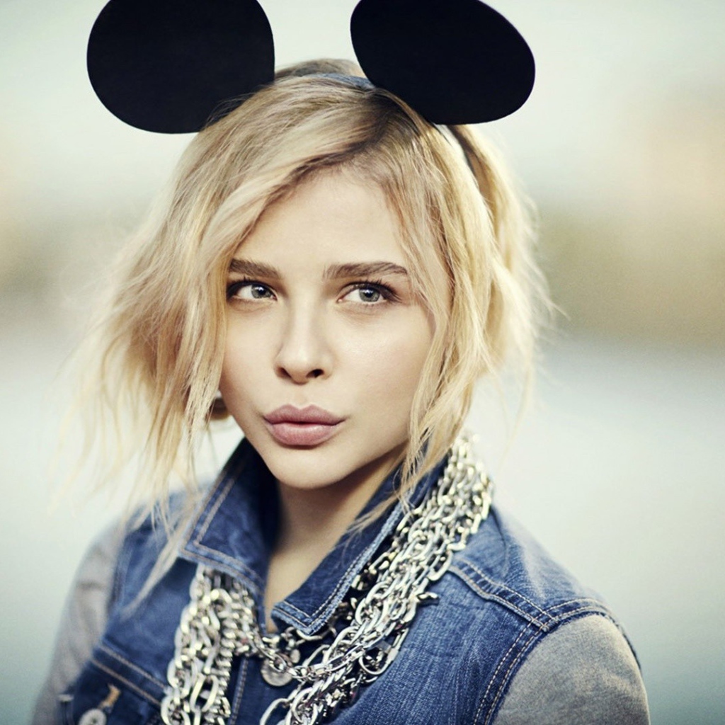 Забавные ушки у Хлои Грейс Моретц