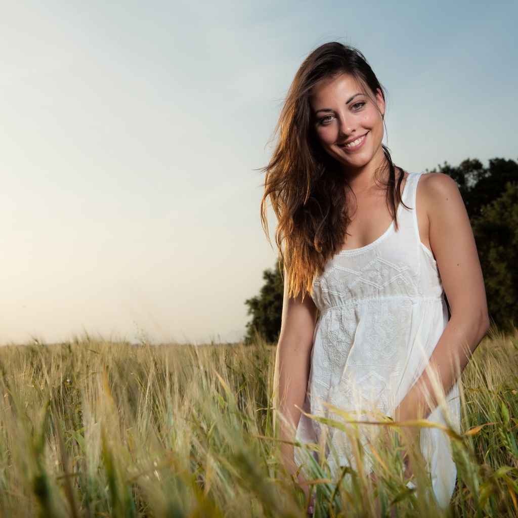 Девушка Lorena Garcia стоит среди травы