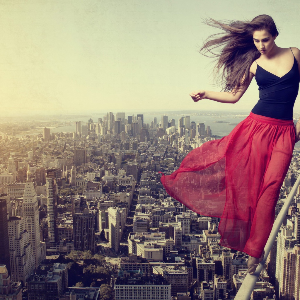 Девушка акробат над городом