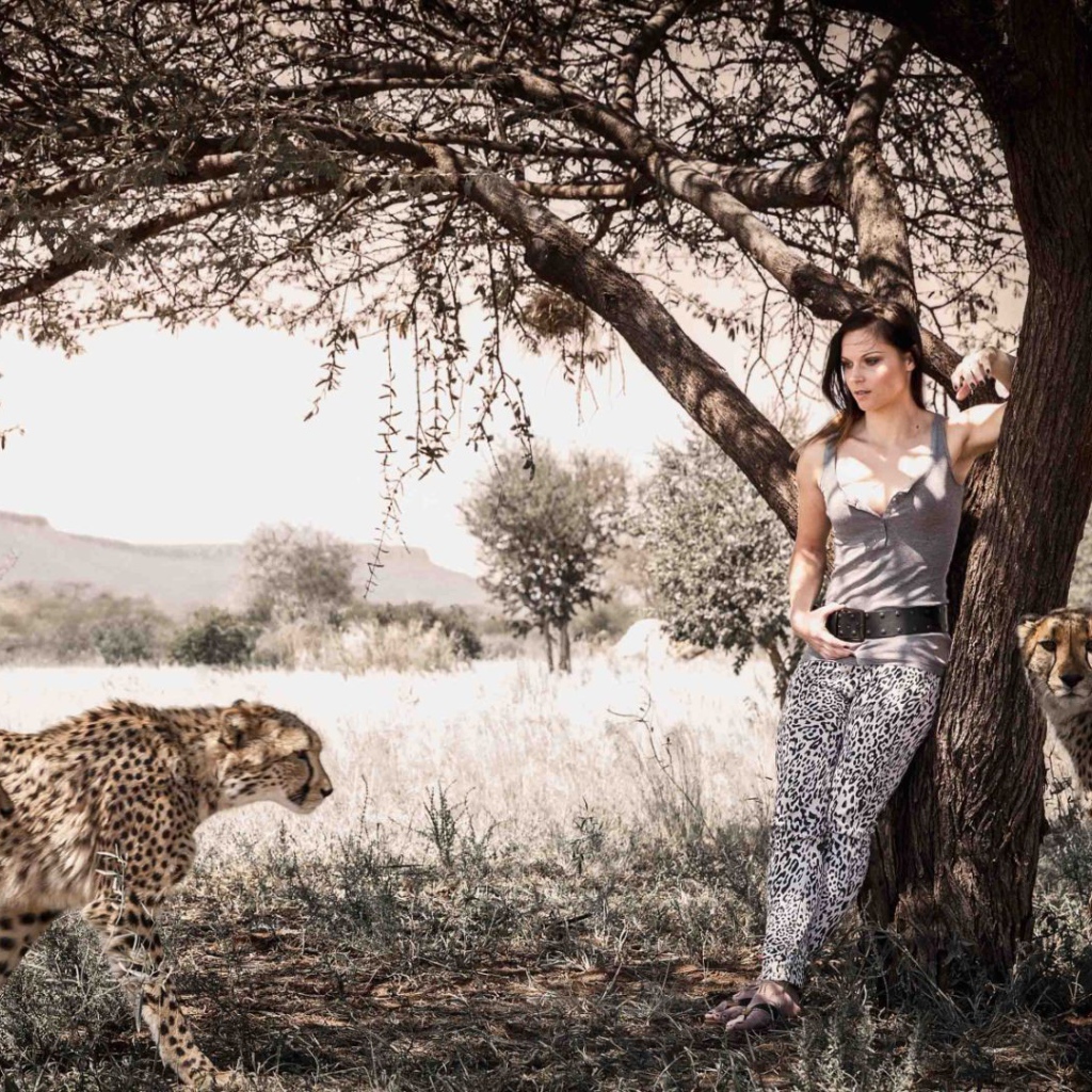 Девушка среди леопардов