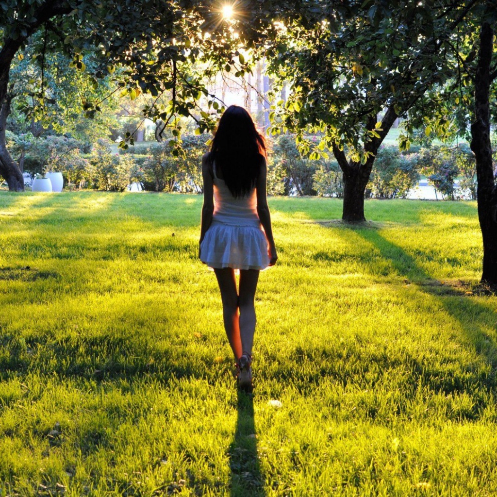 Девушка среди деревьев в парке