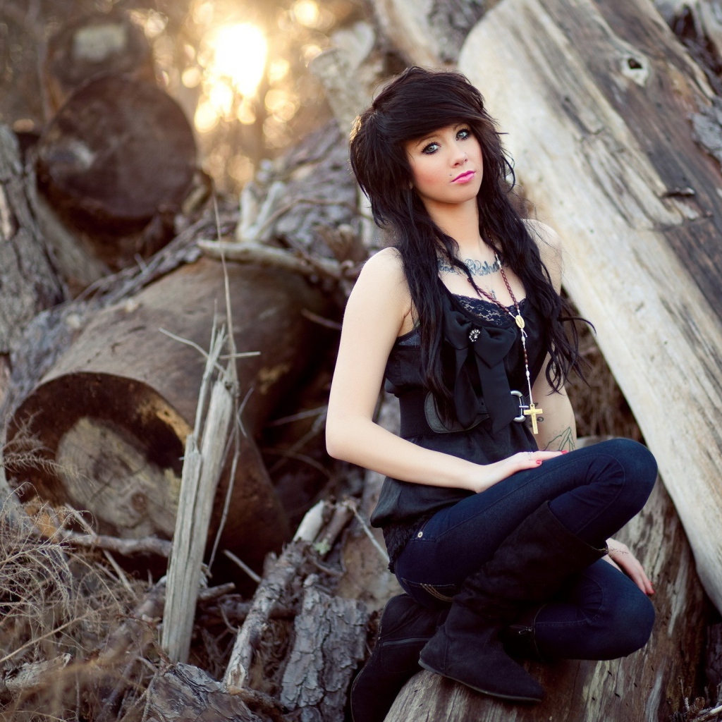 Девушка среди обломков больших деревьев