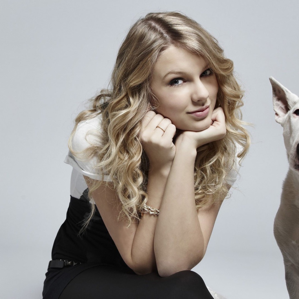 Девушка и белая собака