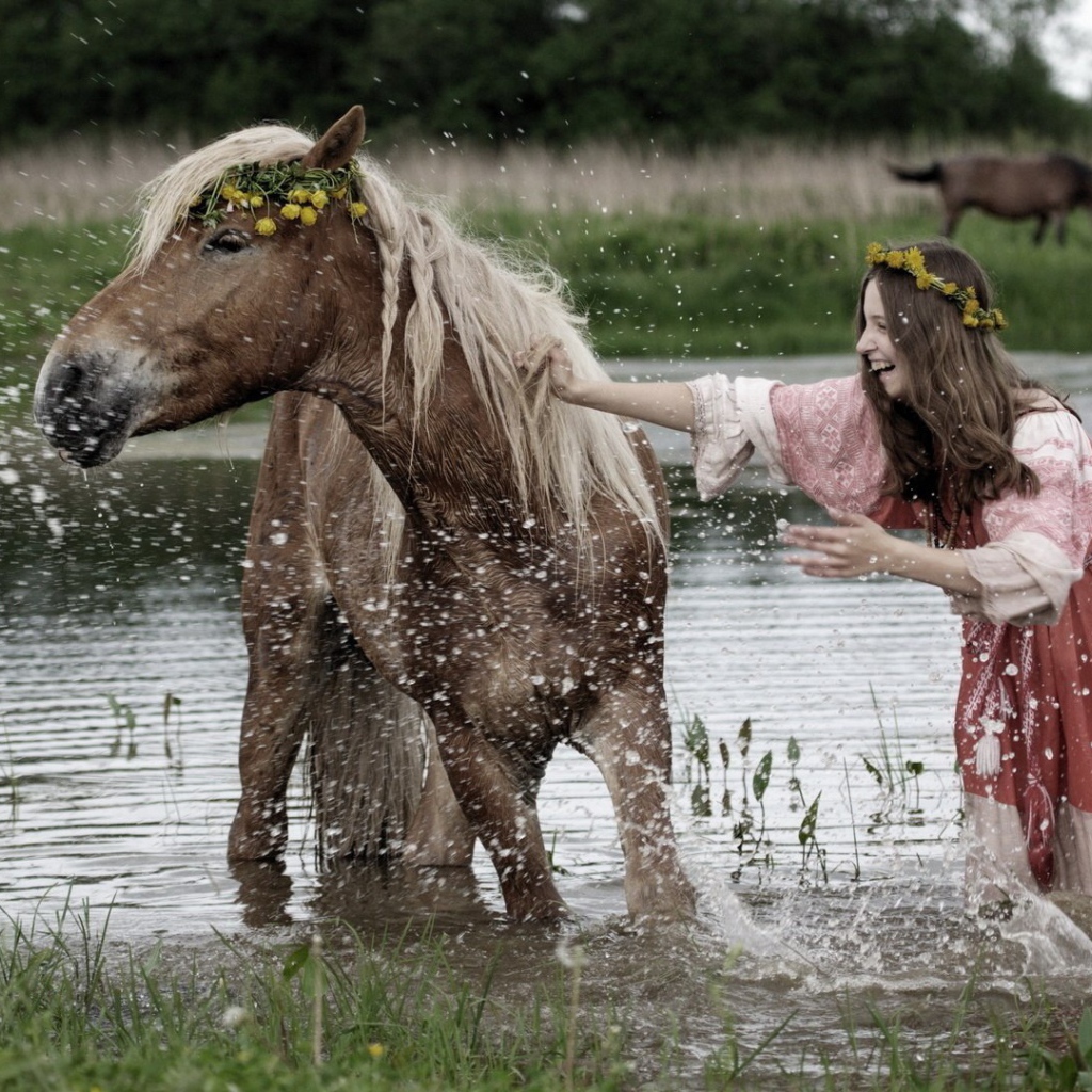 Девушка купает лошадь
