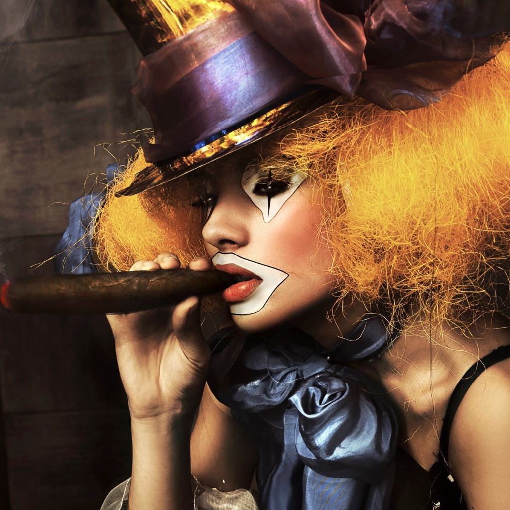 Девушка клоун с сигарой