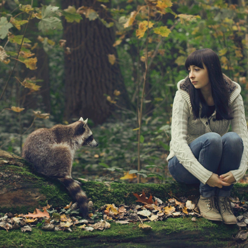 Девушка общается с опоссумом