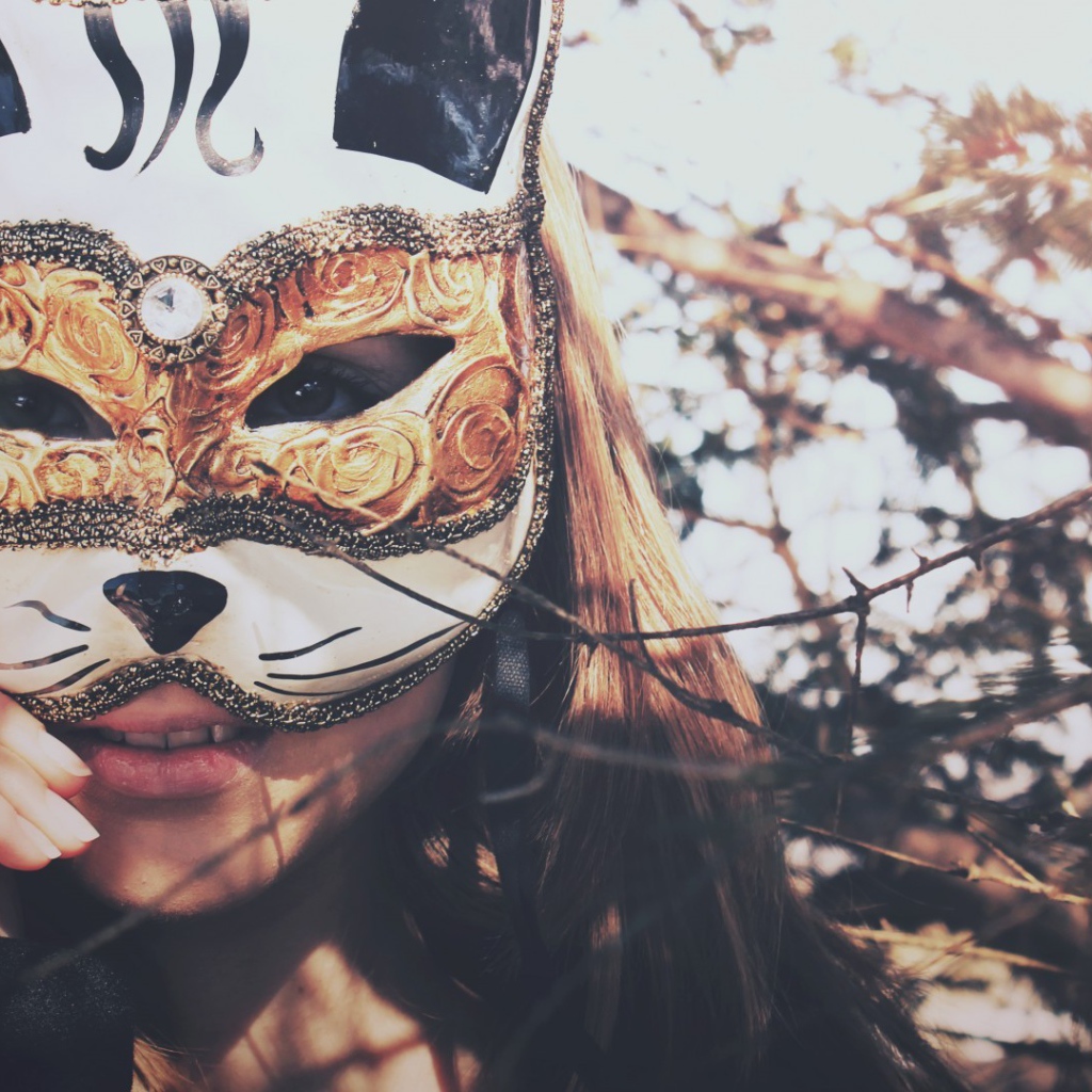 Девушка прикрыла лицо маской