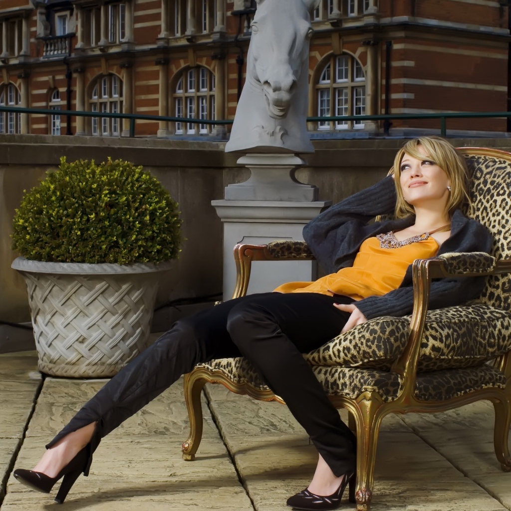 Девушка замечталась сидя на кресле