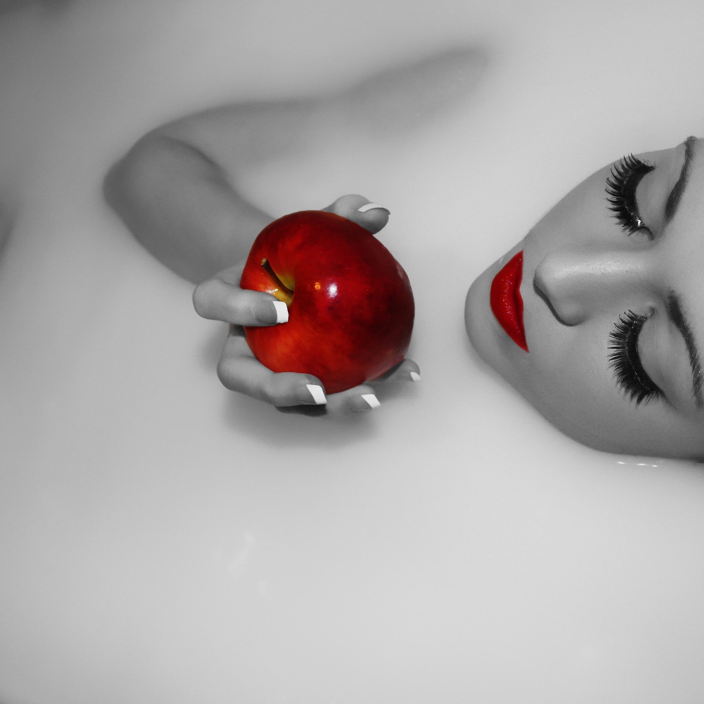 Девушка ест яблоко лежа в ванной