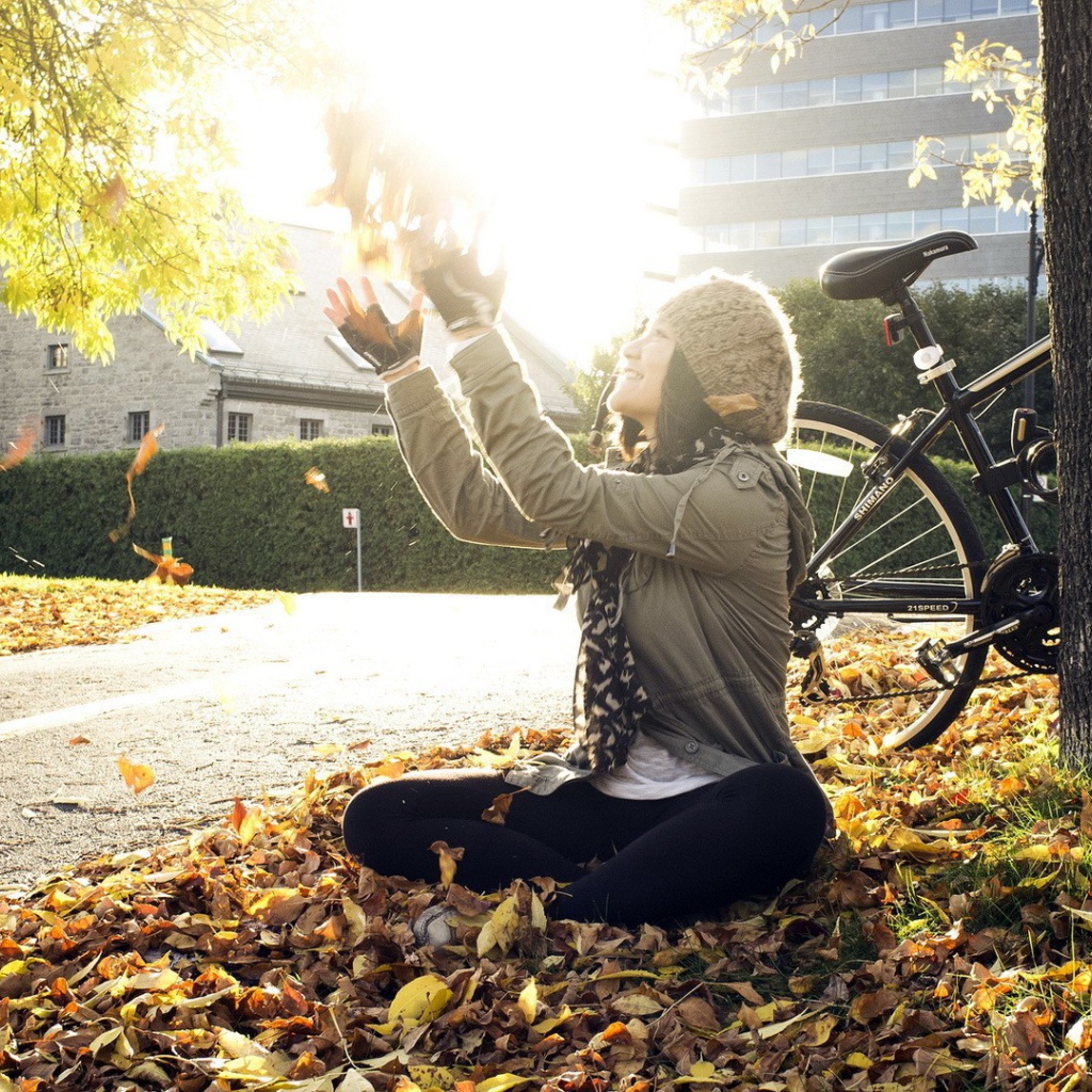 Девушка радуется осеннему солнцу