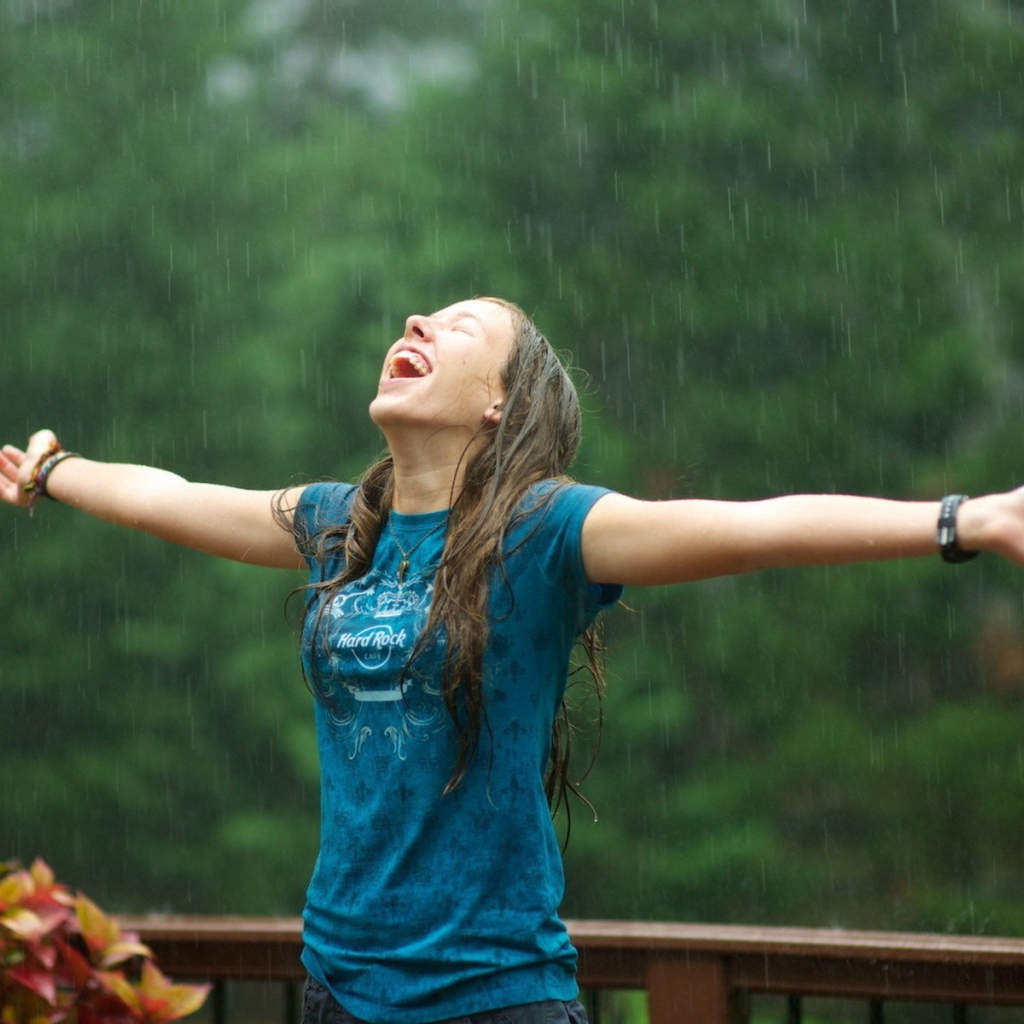 Девушка радуется летнему дождю
