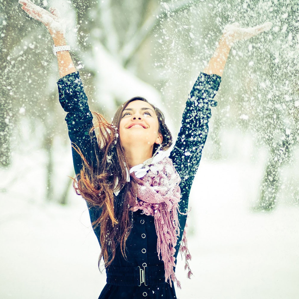 Девушка радуется снегу