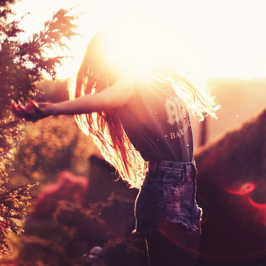 Девушка радуется солнцу