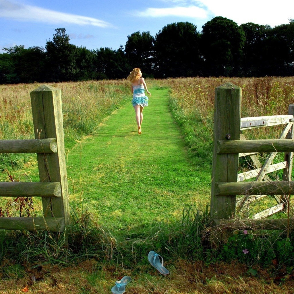 Девушка идет по полю на ферме