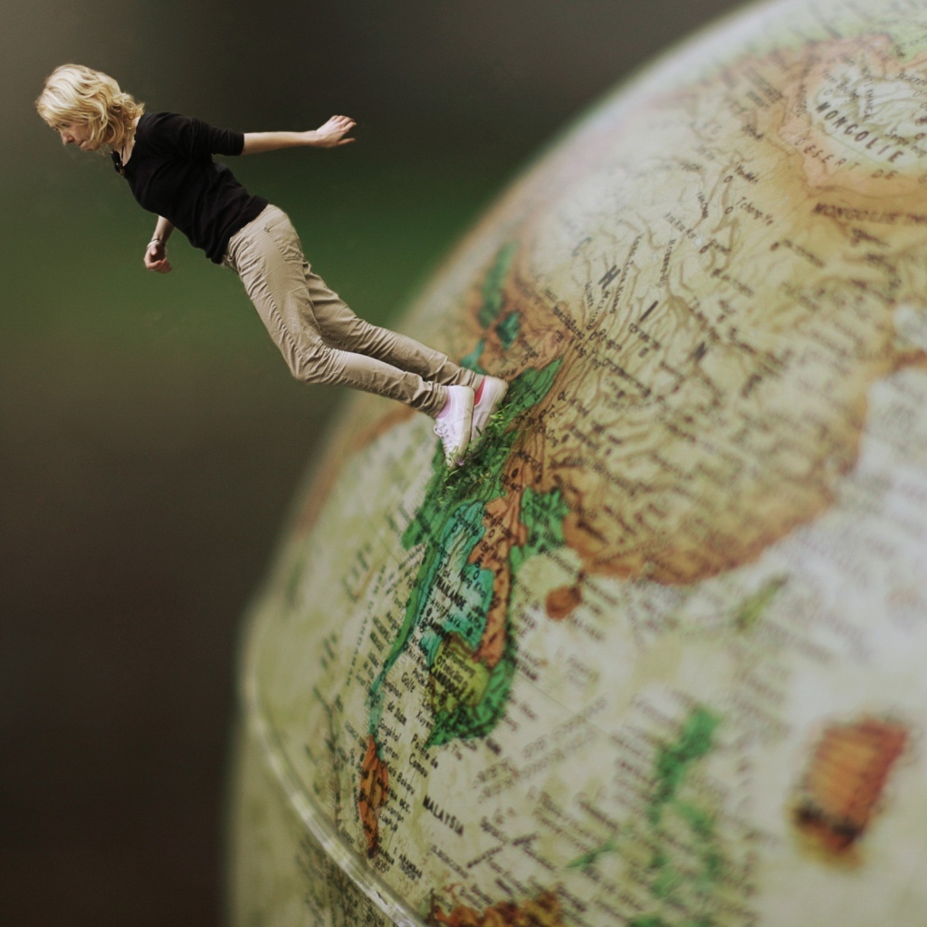 Девушка идет по глобусу