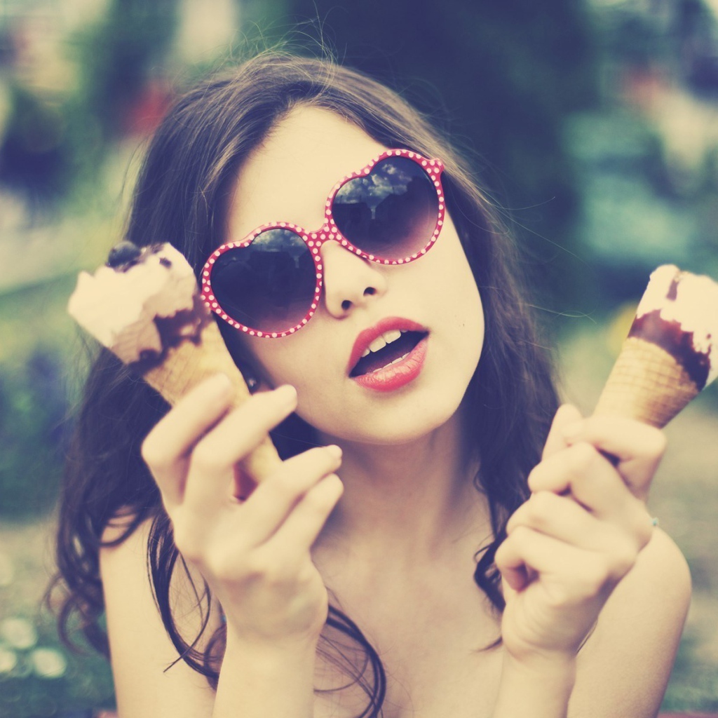 Девушка держит в руках мороженое