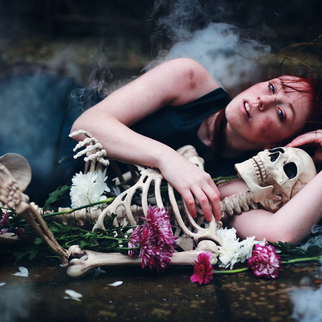 Девушка обнимает скелет