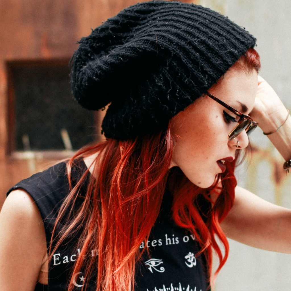 Девушка в черной вязанной шапке